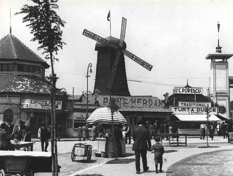 Nicolae Ionescu - Moşilor Fair in 1929. Entrance Kiosks.jpg