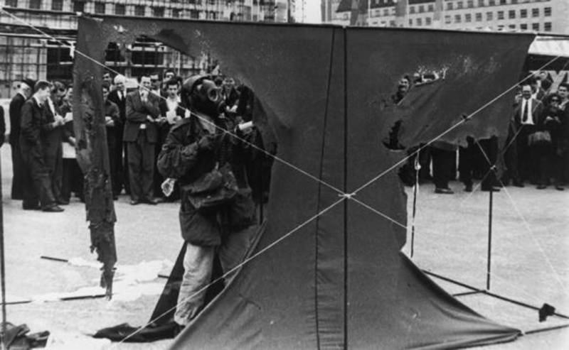 File:Gustav Metzger The Southbank Demonstration London 1961 b.jpg